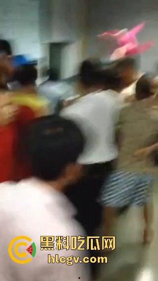 广东汕头小女孩遭两男子残忍强奸杀害，抛尸公厕水池，愤怒村民冲入派出所集体围殴牲口畜生变态凶手！-11