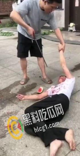 畜生行为！浙江海宁市周王庙镇 畜生孙子为了一个西瓜爆打奶奶 把奶奶打到浑身是血 倒地不起-3