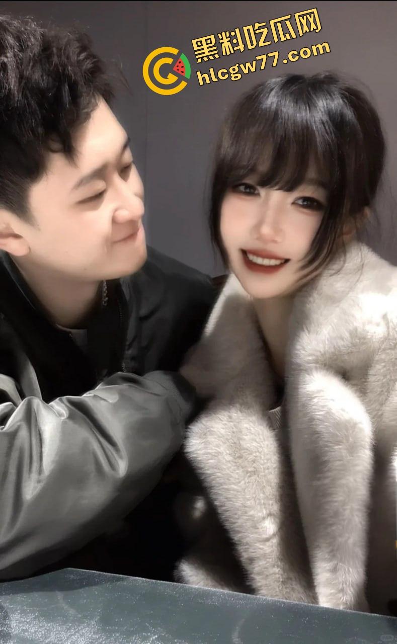 奇葩抓奸，精神小伙突袭撞见自己女友与野男人床上狂野激战，火辣现场淫靡不堪 不射根本舍不得停！-4