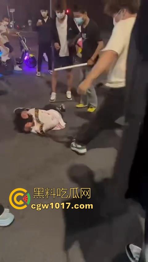 精神小伙街头围殴,骑着鬼火拿着铁棍上来抡,打得满身是学,年轻人打人真的没轻没重的!-3