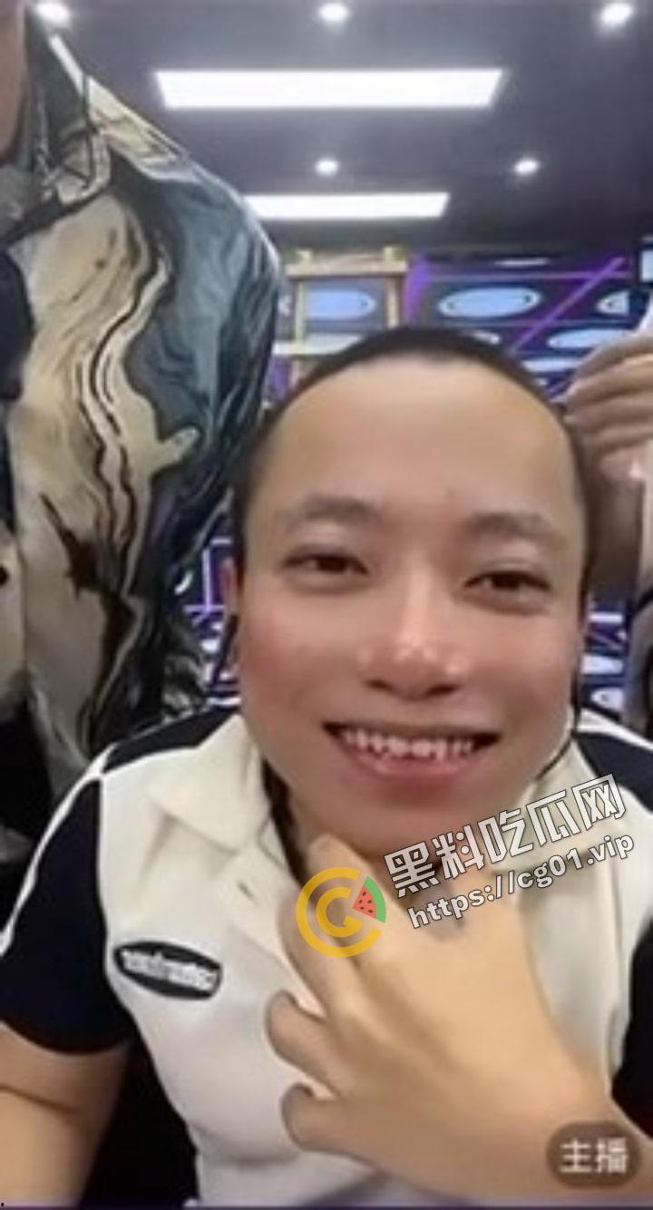 快手 腕腕 直播PK矮冬瓜 无内不断闪现奶子 嚣张至极  矮冬瓜吓的弹射起步-5