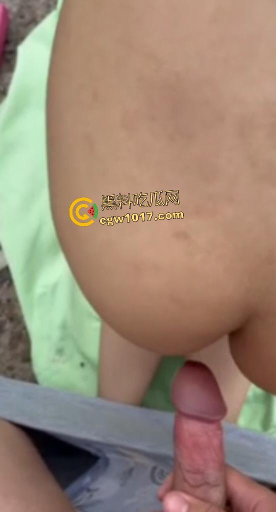 高中生恋爱尺度太大了吧?学生妹足交竹竿鸡巴毫无快感,毛都没长齐还敢野外后入嫩逼!-4