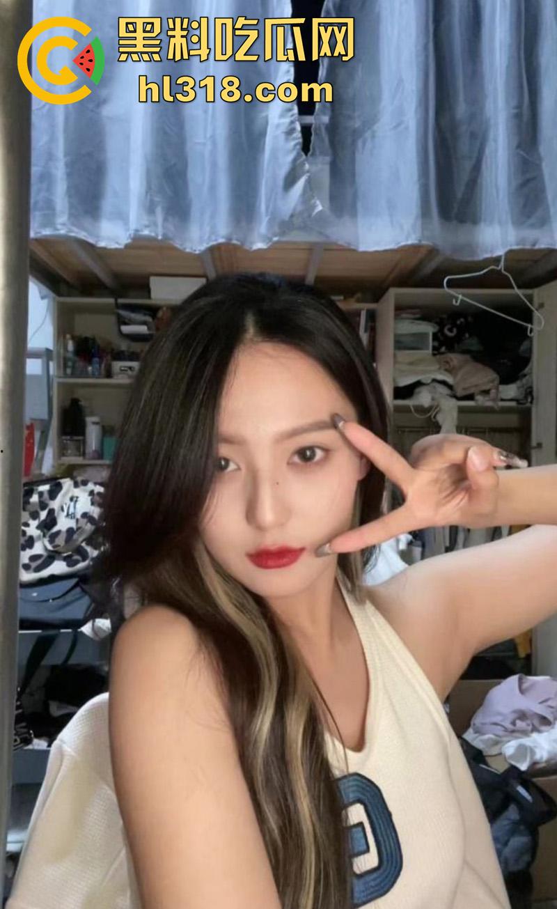 高颜值骚婊女神【小小维on】，校花级别大二反差尤物，母狗属性拉满，给男友毒龙舔肛极限露出！-2