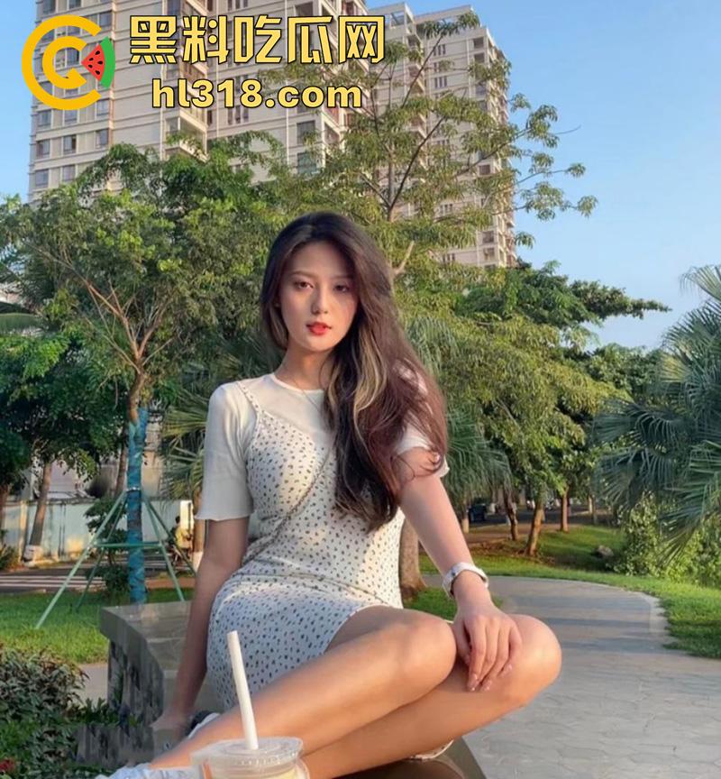 高颜值骚婊女神【小小维on】，校花级别大二反差尤物，母狗属性拉满，给男友毒龙舔肛极限露出！-4