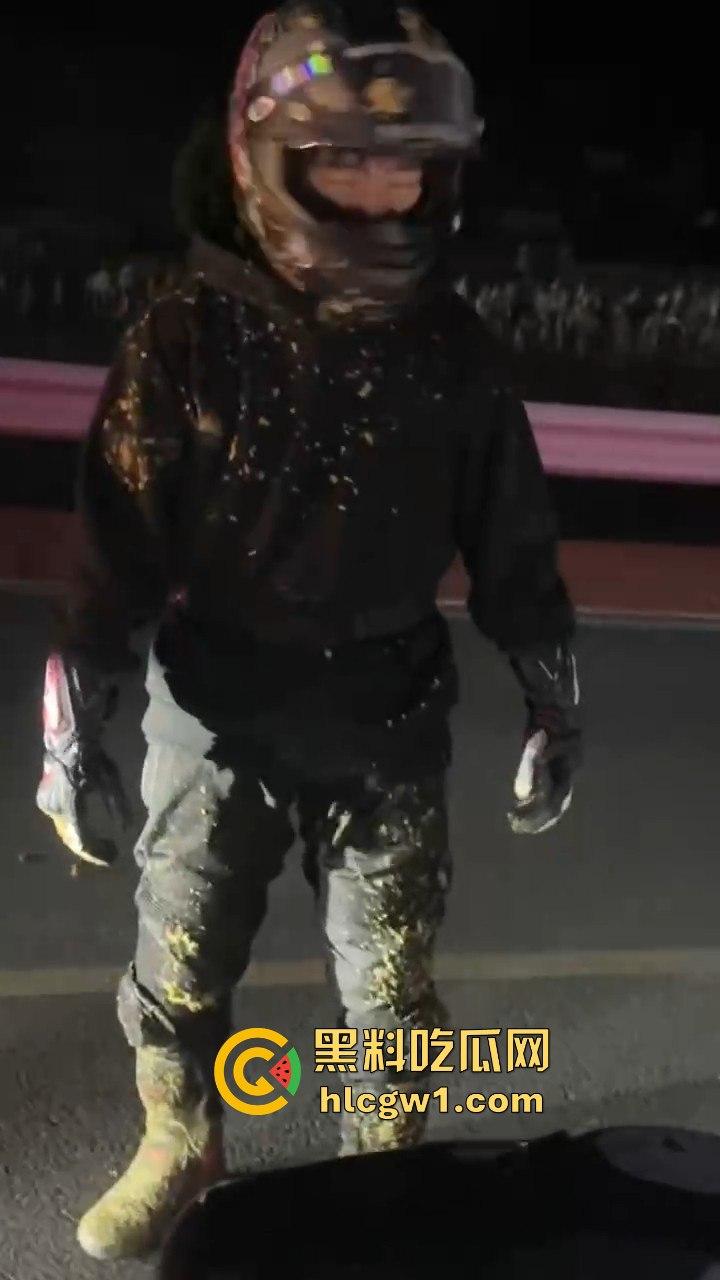 贵阳市骑龙村炸街摩托被村民用大粪封路!网红公路摩托压弯烧胎秀太吵,村民怒出奇招制止!-5