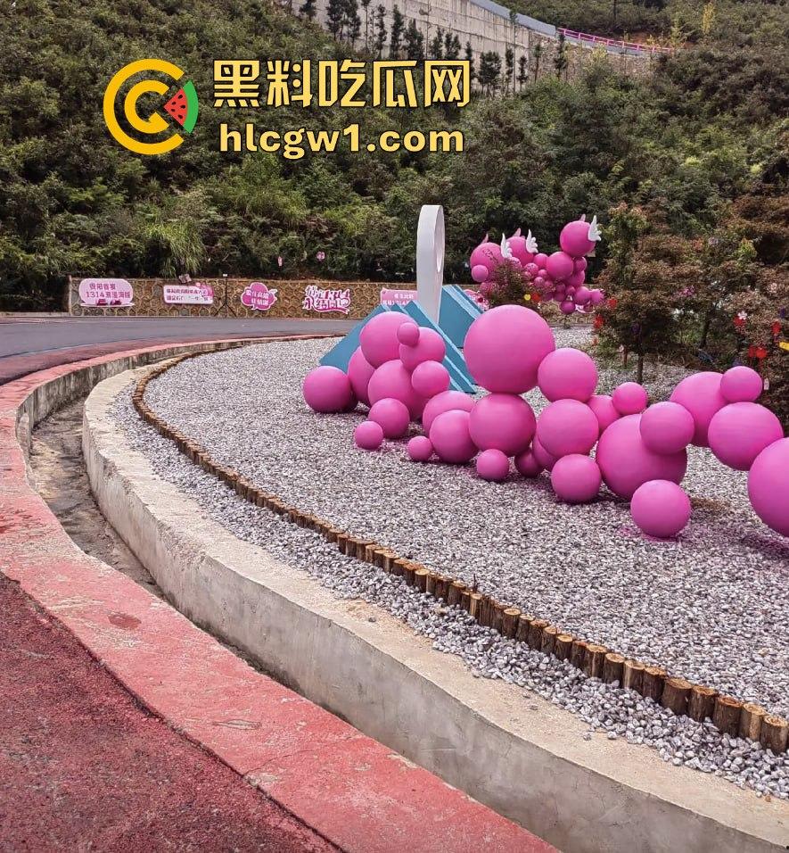 贵阳市骑龙村炸街摩托被村民用大粪封路!网红公路摩托压弯烧胎秀太吵,村民怒出奇招制止!-7