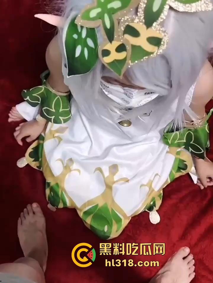 海角乱伦，操漫展回来的女儿，cos草神的衣服还没来得及脱， 就已经吃起了我的鸡巴，激情满满！-4