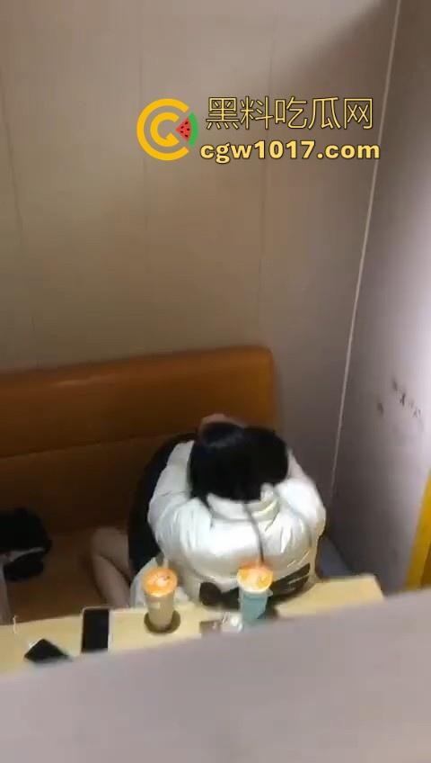 情侣奶茶包间偷吃禁果，孤男寡女共处一室性瘾上头，直接脱裤子就是干，女上主动骑乘榨精，羡慕小哥！-2