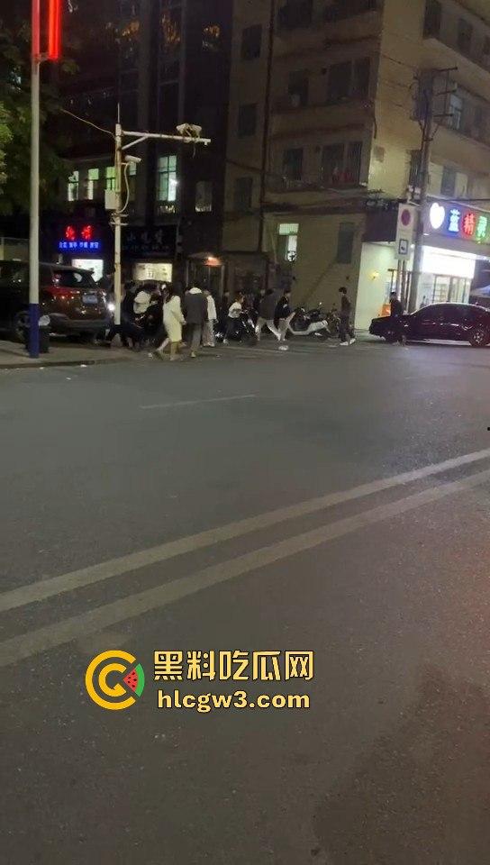 山东精神小伙玩暴力摩托，鬼火少年骑着鬼火拿着砍刀西瓜刀青龙偃月刀，撞死这群杂碎简直为民除害！-5