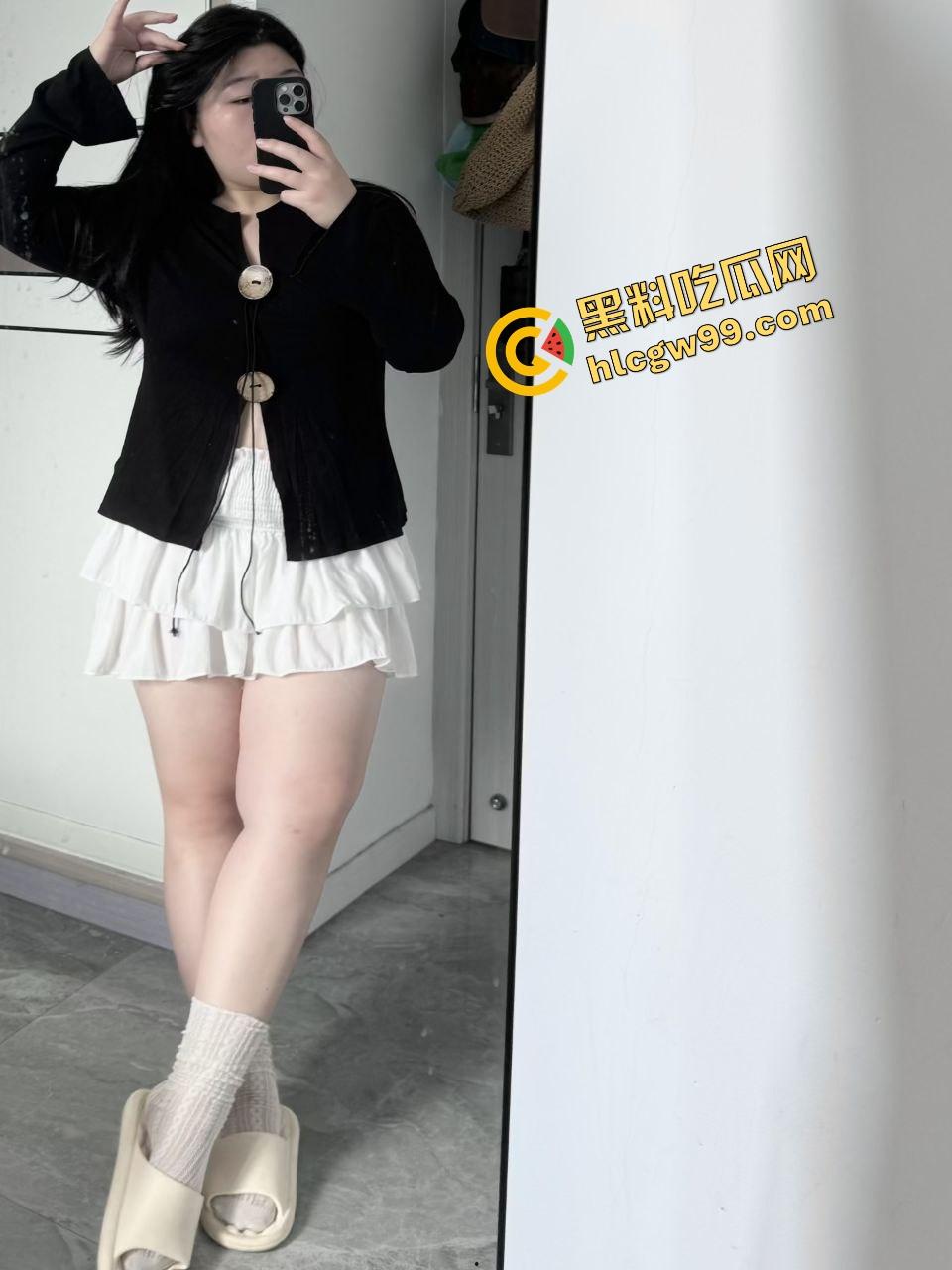 广东惠州虎式坦克肥逼女【张霞】淫妻喜欢刺激曝光,边操边打电话各种猛插肥逼中出!独家曝光流出!-1