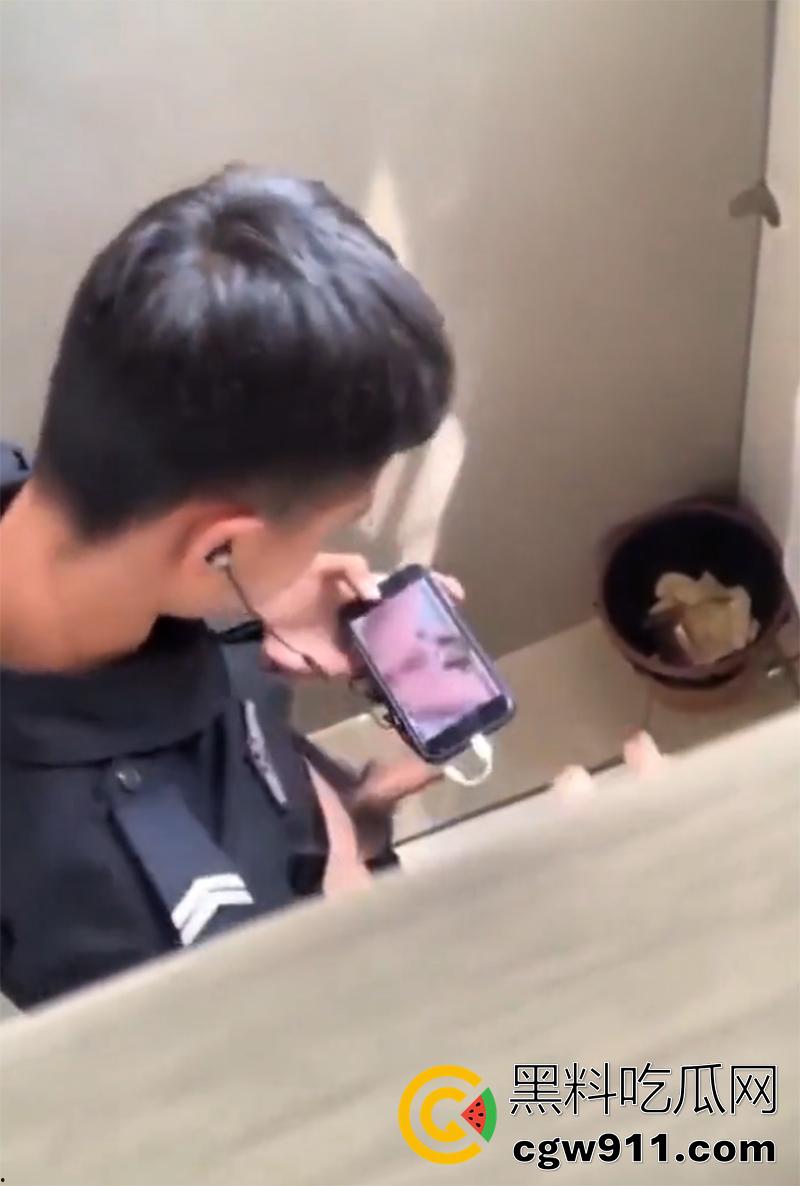 超稀有大瓜，偷拍警察在厕所打飞机，一边看片一边撸，看来是憋坏了啊，也不敢找小姐，估计是工资不够吧！-2