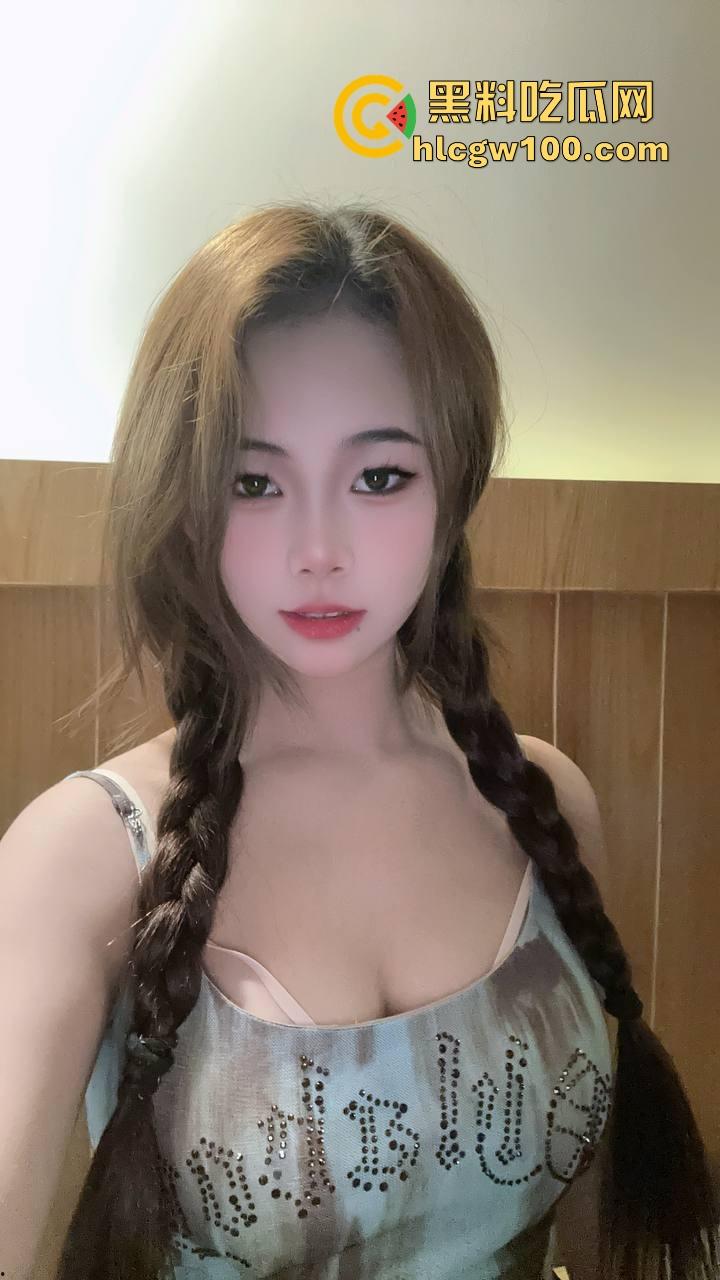 虎牙主播榜一大哥视角玩花活,双视角直播爆火, 上面露脸撩粉,下面给金主抠逼骚到飞起不赏都不好意思!-2