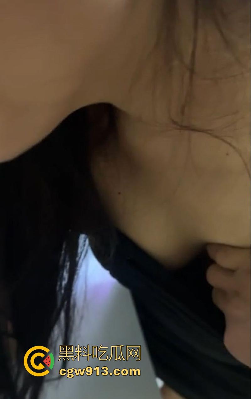 儿子客厅强操性感母亲,紧身低胸裙,肥臀与骚穴被猛烈后入,淫水四溅,呻吟失控至失禁!-5