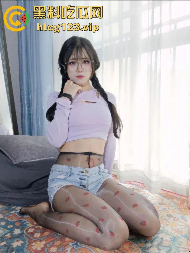 B站擦边女神【M桃花匠】丝袜高跟美腿抚摸 小穴阴毛一览无遗 连放尿自拍都安排上了！-5