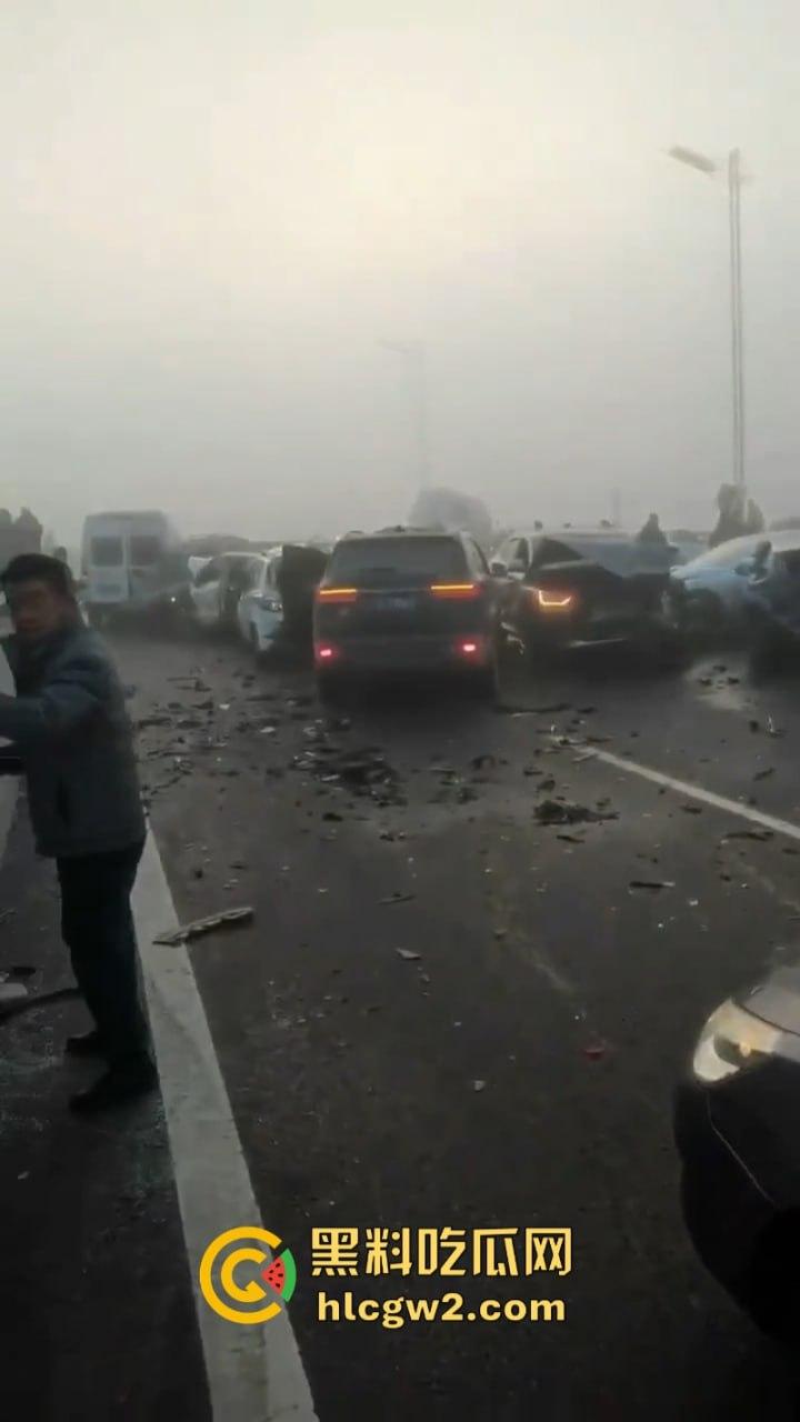 银川高架遇大雾天气暴改碰碰车乐园 致多辆车连环相撞组团“拼车” 场面难得一见-8