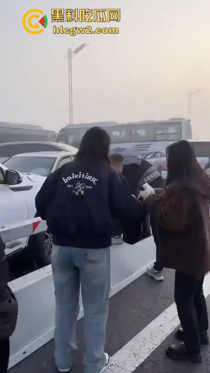 银川高架遇大雾天气暴改碰碰车乐园 致多辆车连环相撞组团“拼车” 场面难得一见-10