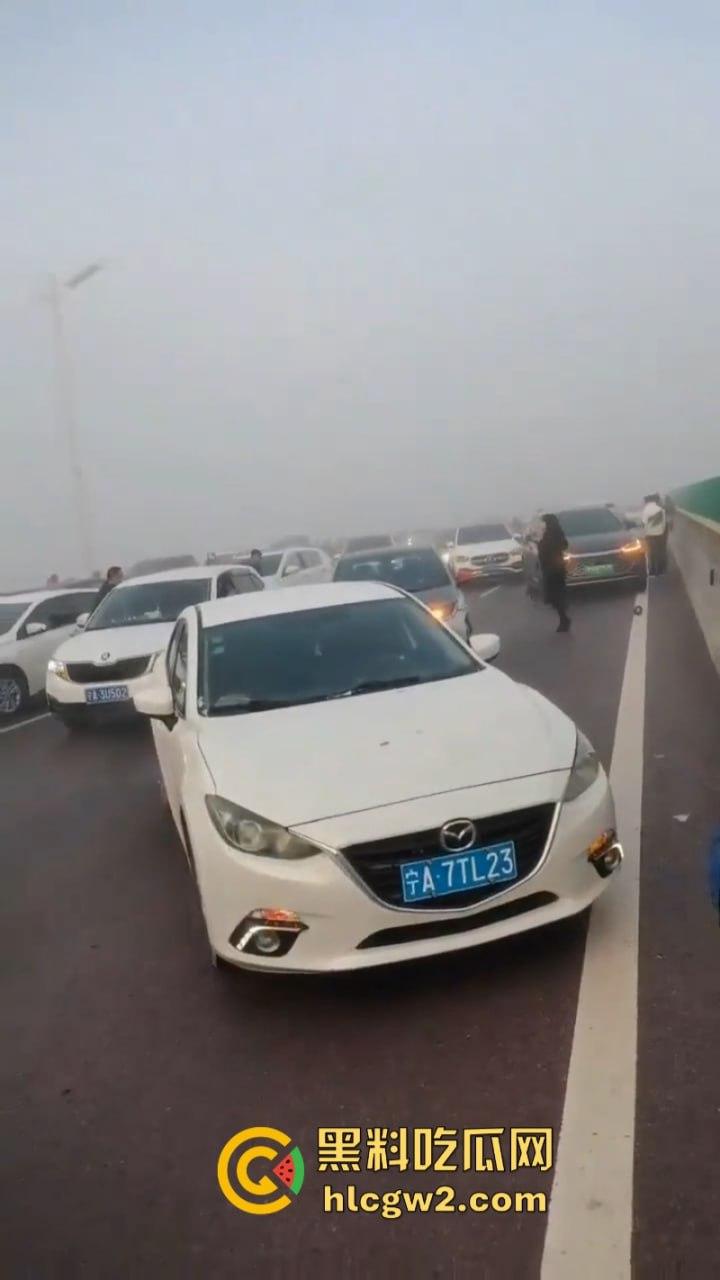 银川高架遇大雾天气暴改碰碰车乐园 致多辆车连环相撞组团“拼车” 场面难得一见-15