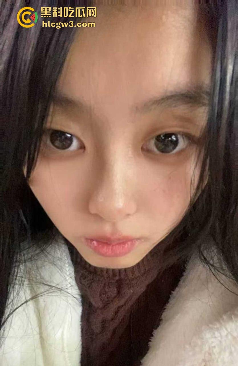 四川资阳高级职业中学的【彭万珊】情窦初开的年纪竟然在网上大玩露骨套路 发骚裸照引爆全网！-4