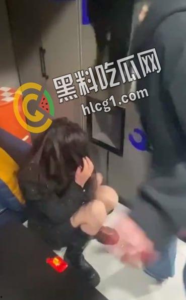 青海西宁 一女孩在酒店里遭多人暴打侮辱 扇耳光割头发 还逼迫女孩脱光全身衣服拍照！-1