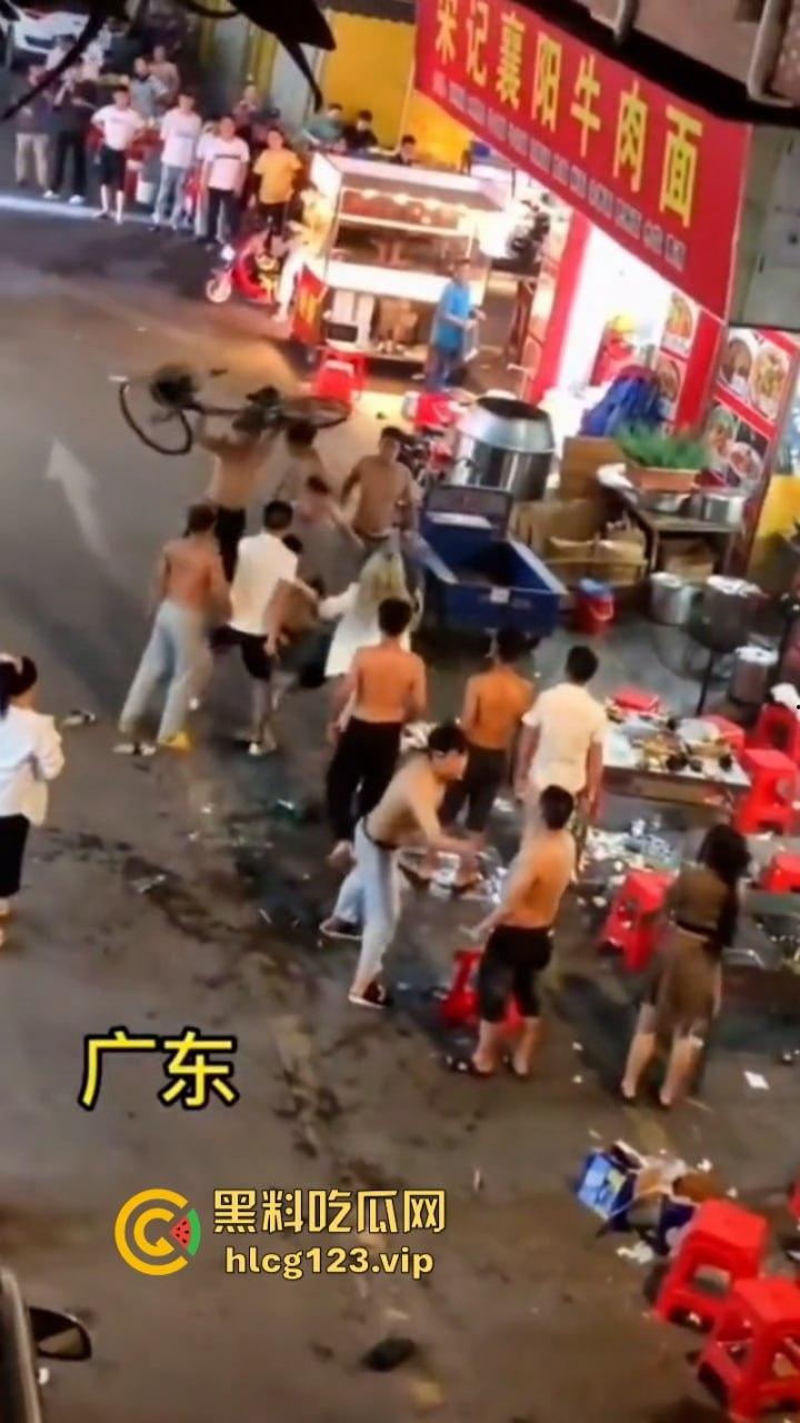 广东街头多人持刀互砍!血洒街头惨不忍睹 现场视频曝光砍头细节 太吓人了-3