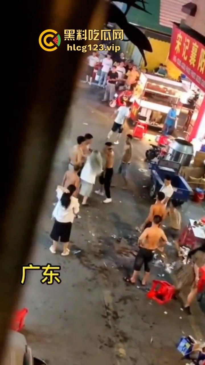 广东街头多人持刀互砍!血洒街头惨不忍睹 现场视频曝光砍头细节 太吓人了-5