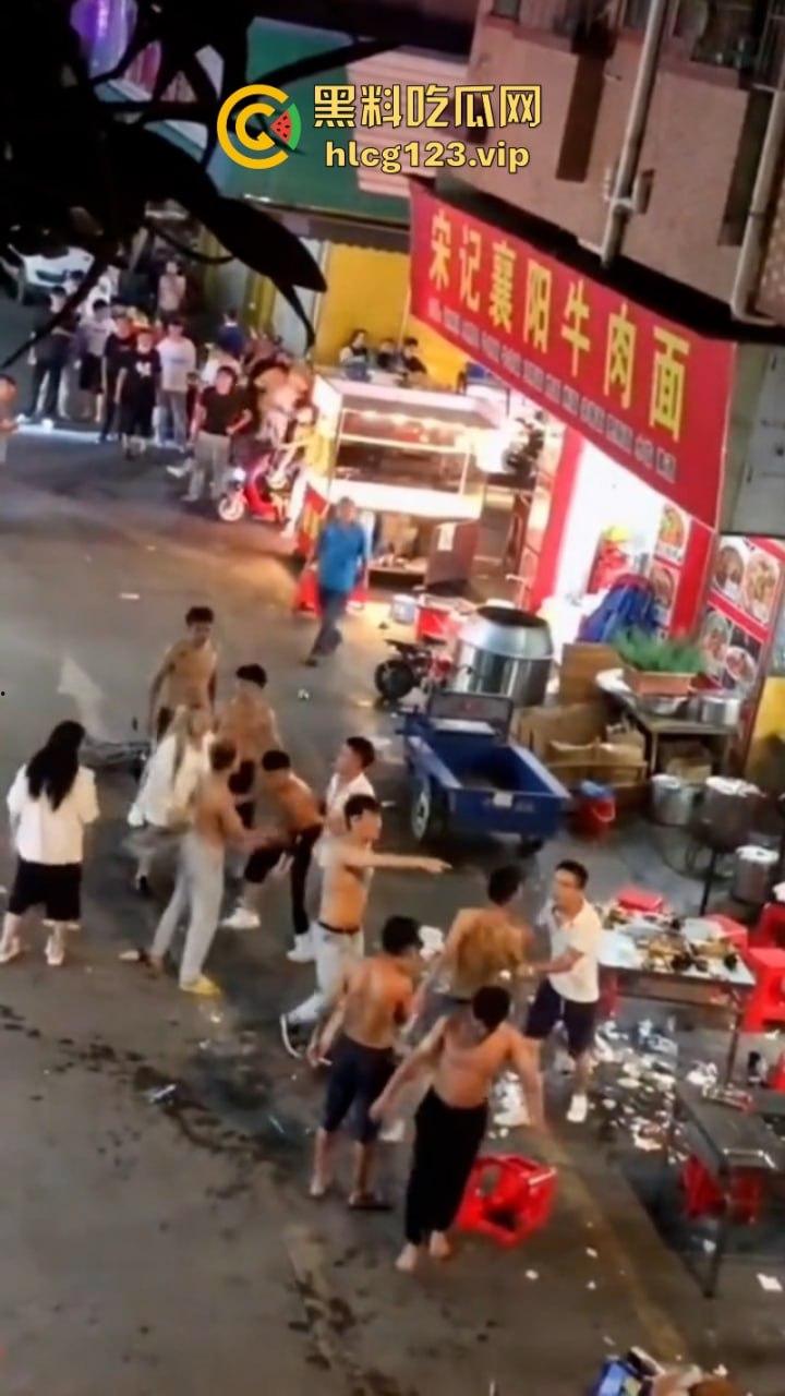 广东街头多人持刀互砍!血洒街头惨不忍睹 现场视频曝光砍头细节 太吓人了-6