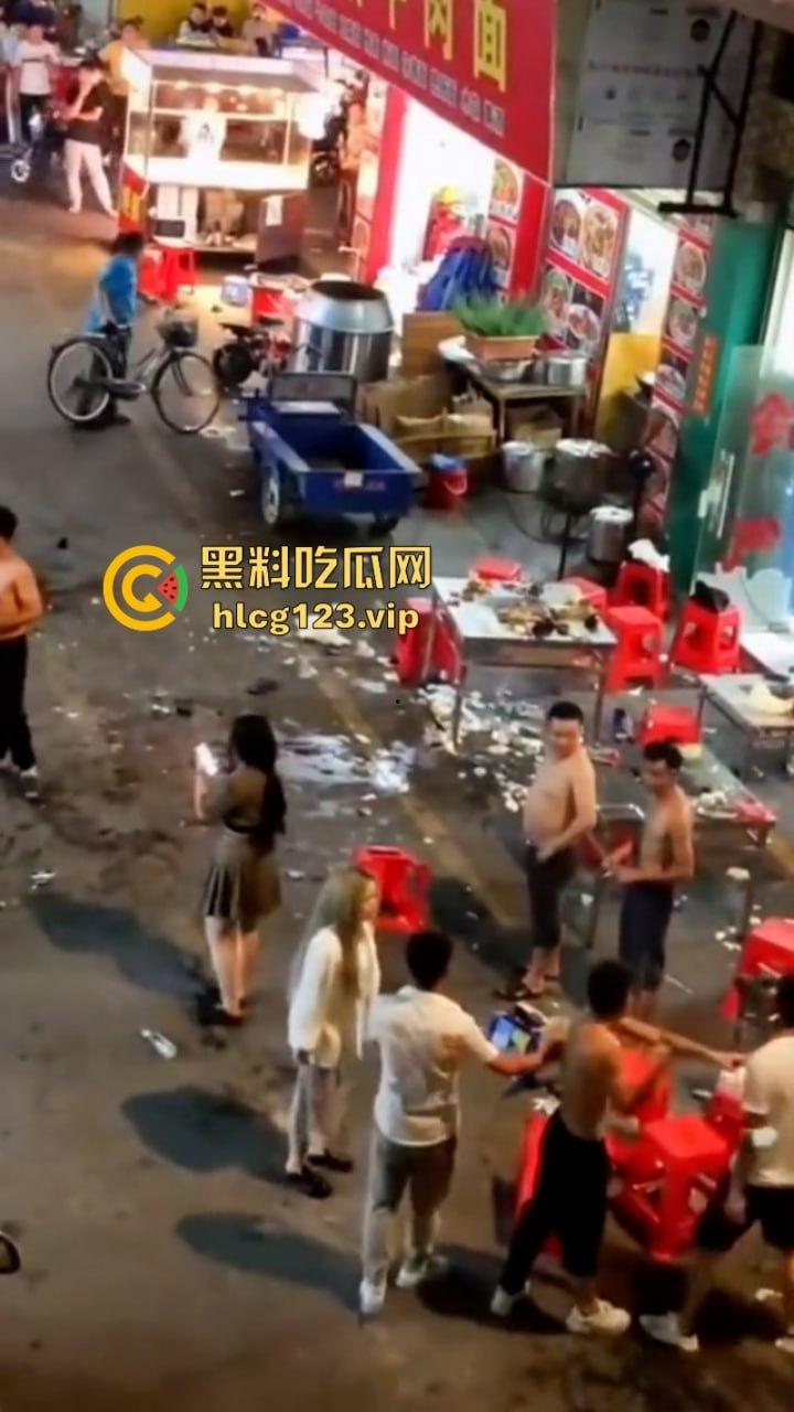 广东街头多人持刀互砍!血洒街头惨不忍睹 现场视频曝光砍头细节 太吓人了-7