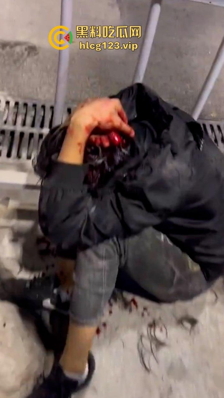 广东街头多人持刀互砍!血洒街头惨不忍睹 现场视频曝光砍头细节 太吓人了-8