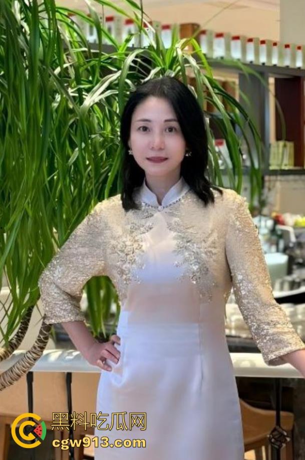 海角乱伦，骚妈穿开档情趣内裤窗边被暴操，大胆露出任由邻居欣赏骚姿媚态，刺激内射！-2