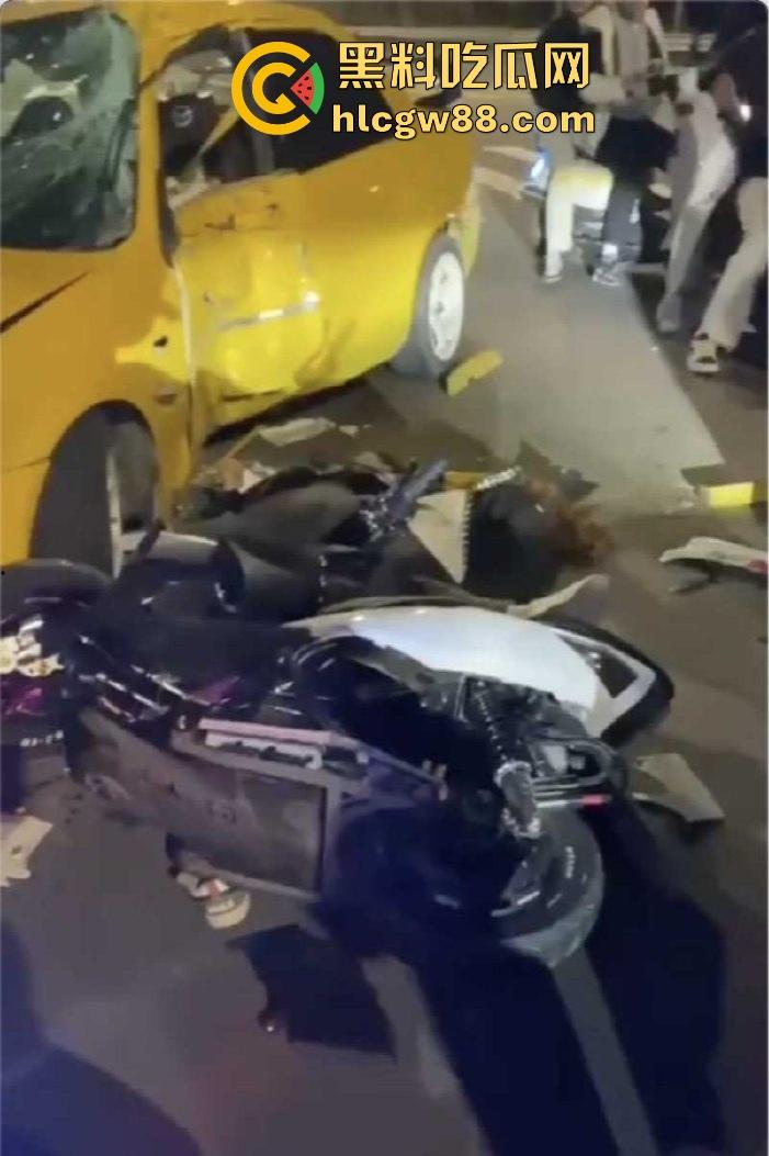 广东江门精神小伙儿行驶改装摩托与无牌轿车碰撞发生惨烈车祸 摩托车主当场凉了 车祸现场曝光！-11