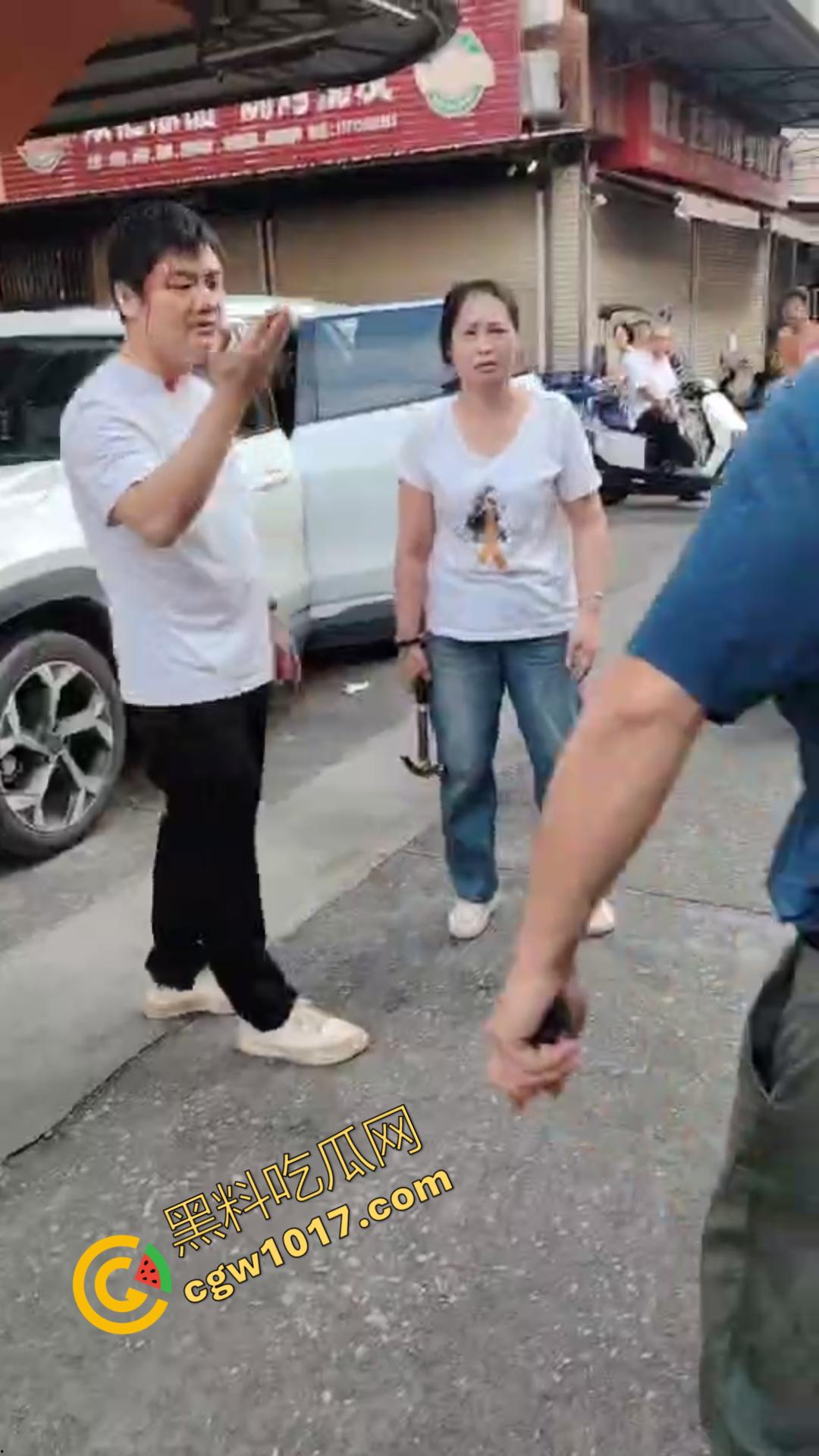 揭阳街头爆眼福!31岁小鲜肉与47岁阿姨车内忘情亲热,被捉现行,网友狂咳:啃老树嫩牛淫贱情热!-1