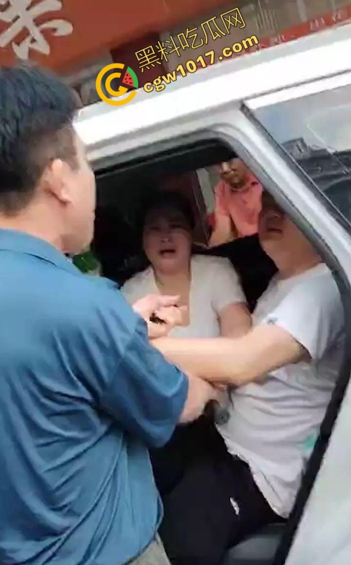 揭阳街头爆眼福!31岁小鲜肉与47岁阿姨车内忘情亲热,被捉现行,网友狂咳:啃老树嫩牛淫贱情热!-3