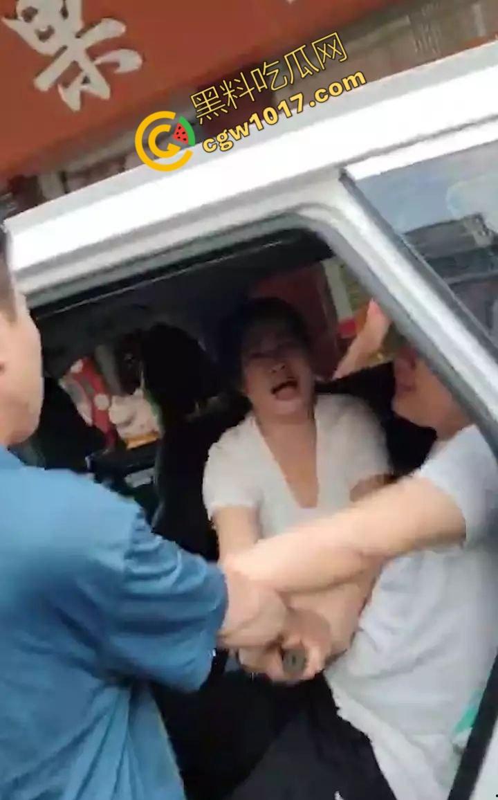 揭阳街头爆眼福!31岁小鲜肉与47岁阿姨车内忘情亲热,被捉现行,网友狂咳:啃老树嫩牛淫贱情热!-7