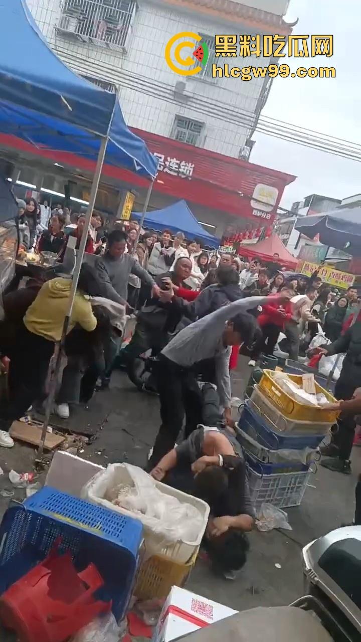 广东汕头潮阳西胪市场因生意太曝火而遭同行报复，现当事人已进医院，现场惨烈曝光！-5