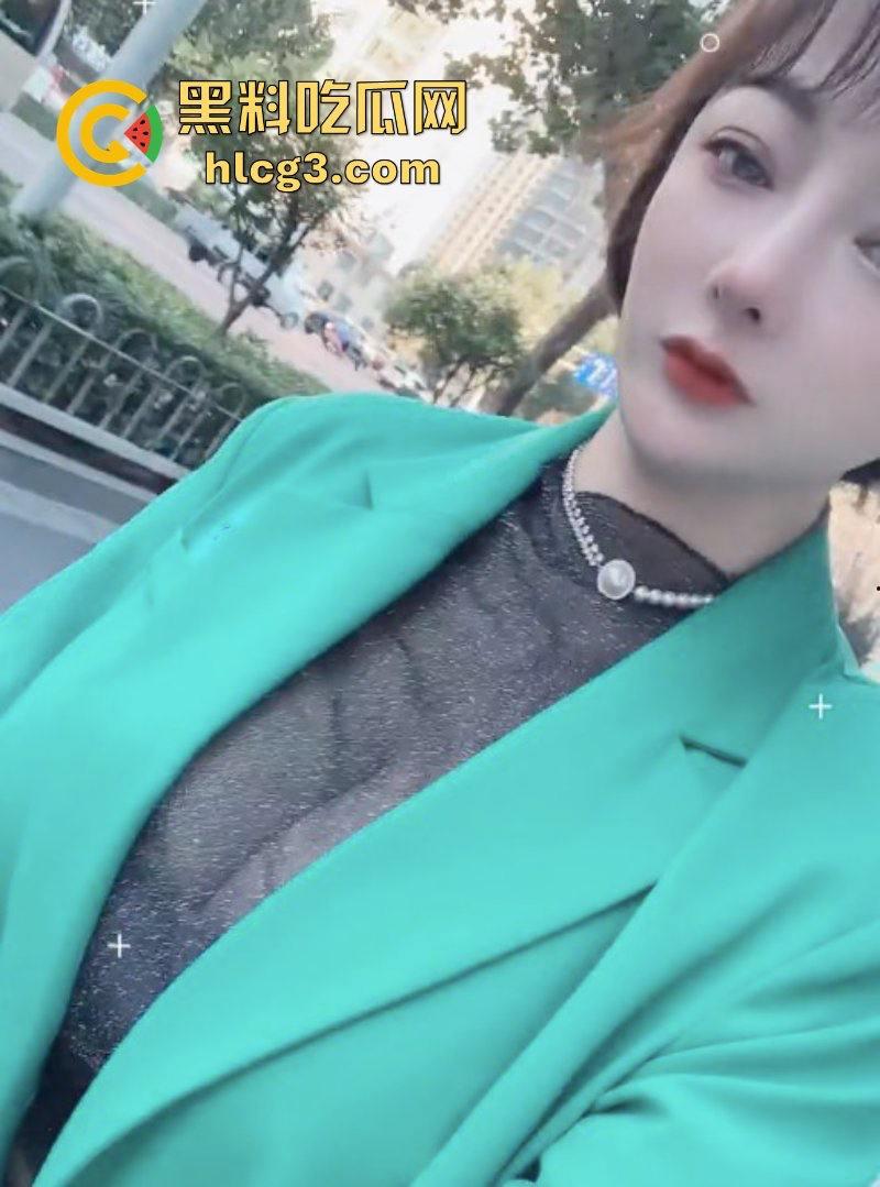 快手30万粉丝网红【小肉包】逆天巨乳骚主播 大尺度自慰视频被爆出 现已退网！-3