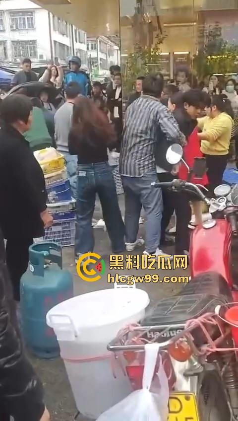 广东汕头潮阳西胪市场因生意太曝火而遭同行报复，现当事人已进医院，现场惨烈曝光！-14