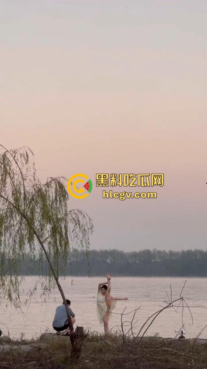 骚气人妻湖边写真骚到冒泡！穿薄纱大劈一字马，这骚架势把路人都看傻了，怪不得老公快秃了！-3