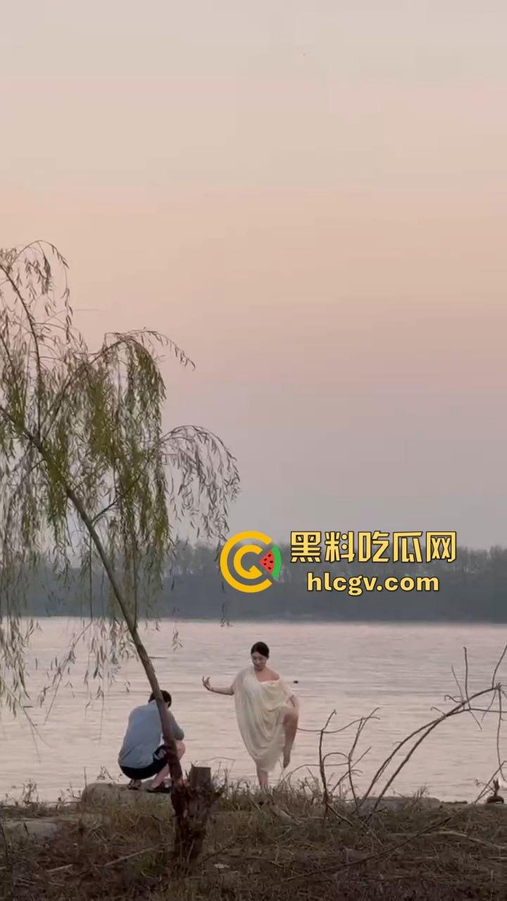 骚气人妻湖边写真骚到冒泡！穿薄纱大劈一字马，这骚架势把路人都看傻了，怪不得老公快秃了！-5