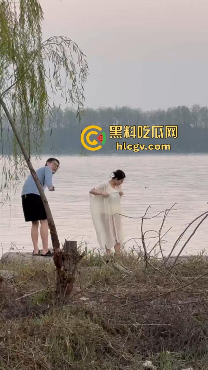 骚气人妻湖边写真骚到冒泡！穿薄纱大劈一字马，这骚架势把路人都看傻了，怪不得老公快秃了！-7