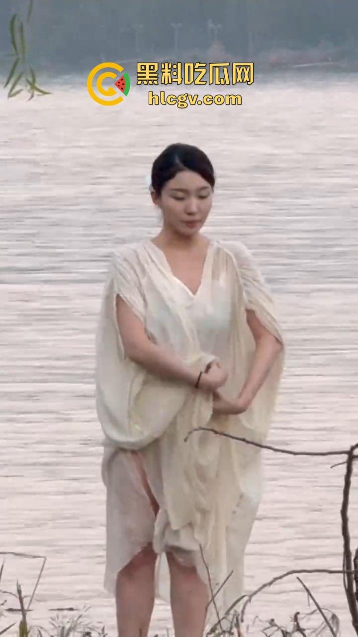 骚气人妻湖边写真骚到冒泡！穿薄纱大劈一字马，这骚架势把路人都看傻了，怪不得老公快秃了！-13