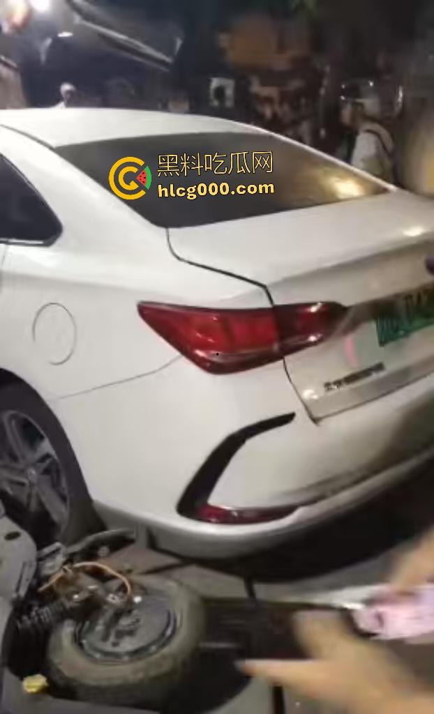 温州轿车化身死神冲撞!店铺崩塌老翁直接血溅断肢,医生来了摸脖子都说没救了!-5