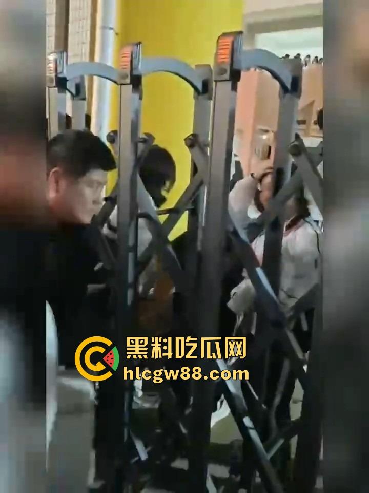 汕头二中拆门事件闹大了,林校长的奇葩规章制度牛逼炸天,学生怒了直接拆门抗议!-11