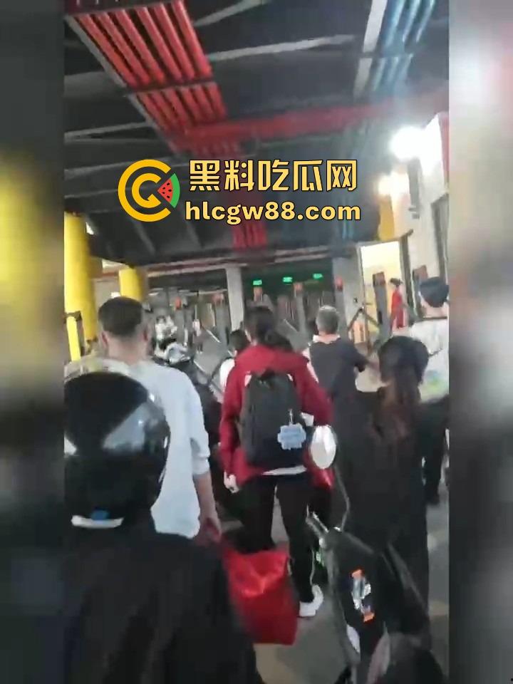 汕头二中拆门事件闹大了,林校长的奇葩规章制度牛逼炸天,学生怒了直接拆门抗议!-13