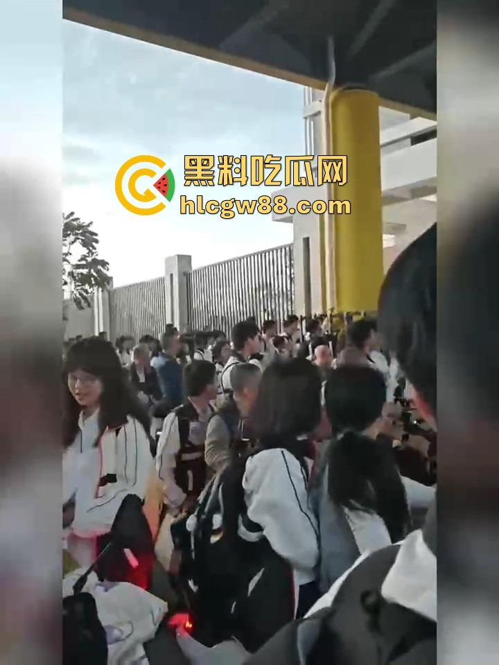 汕头二中拆门事件闹大了,林校长的奇葩规章制度牛逼炸天,学生怒了直接拆门抗议!-14