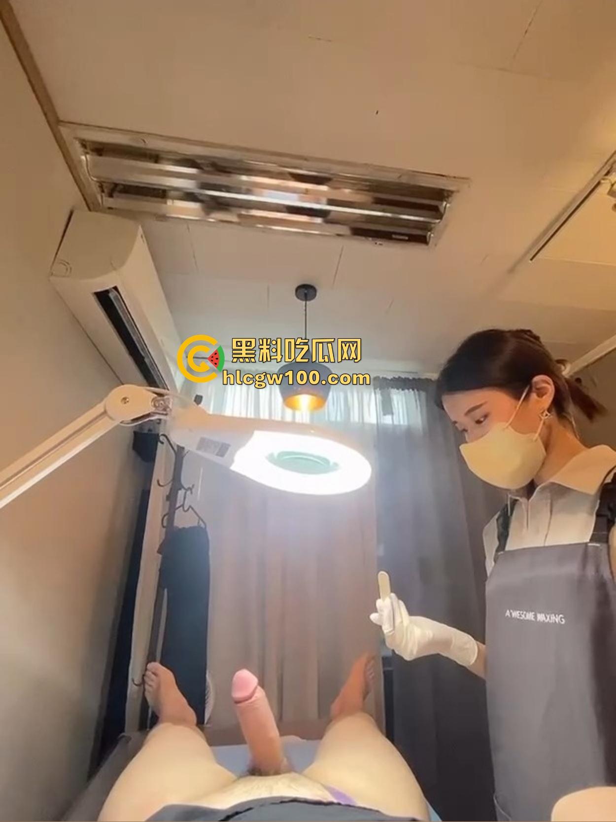 韩国美女护理师的无痛脱毛服务让人顶不住，脱毛膏没抹几下，鸡巴硬到小姐姐看懵陷入沉思，脱毛膏都快抹不稳了！-12