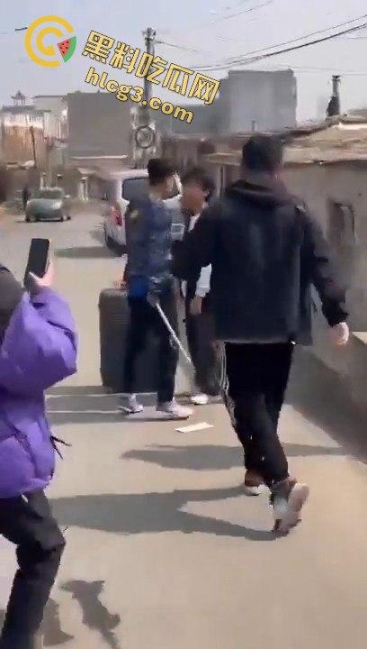 勇敢的小伙，这才是面对校园霸凌的正确方式，就是反击回去！-3