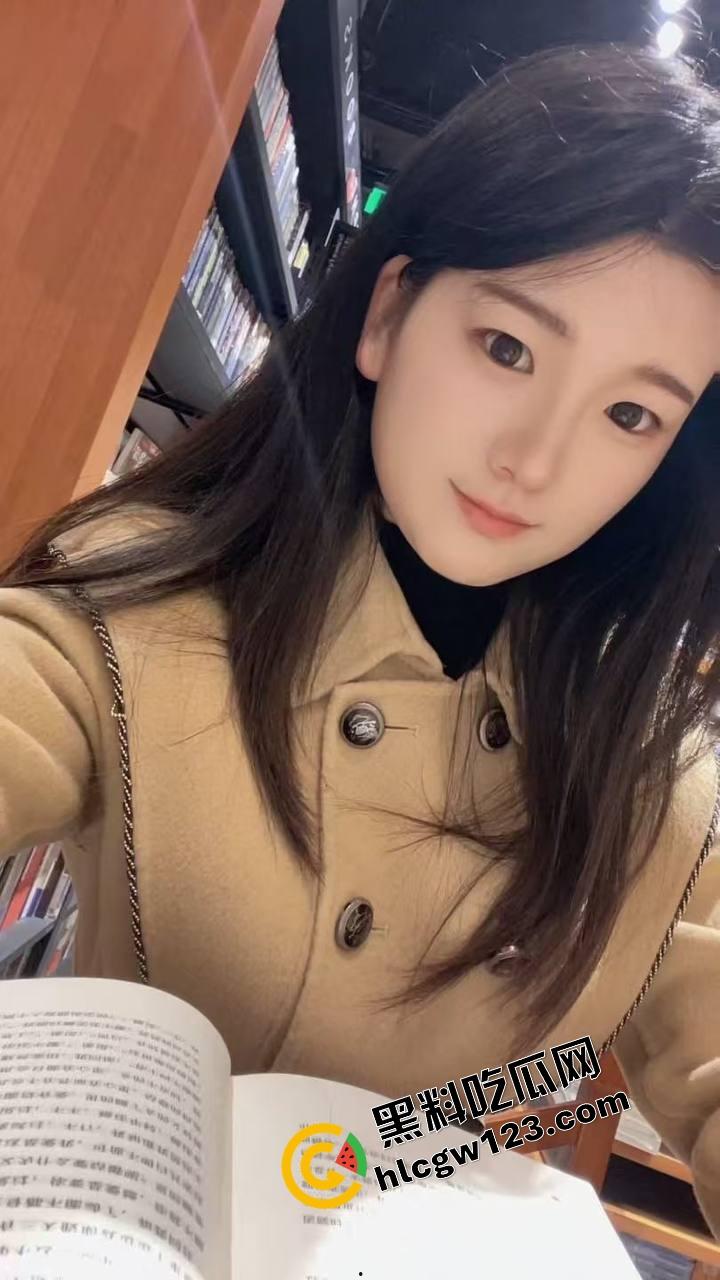 这身材配这黑丝,简直活色生香,反差骚女『吴天爱』掰腿摸逼,喷出来还舔着手指喊今晚不许戴套!-2