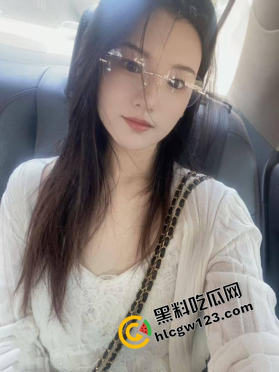 这身材配这黑丝,简直活色生香,反差骚女『吴天爱』掰腿摸逼,喷出来还舔着手指喊今晚不许戴套!-4