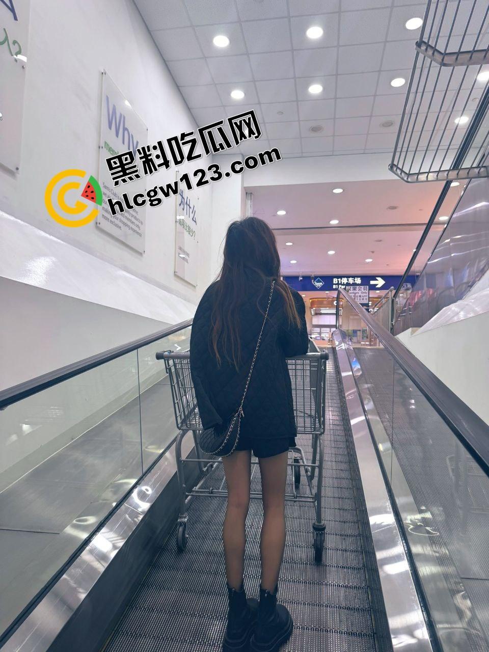 这身材配这黑丝,简直活色生香,反差骚女『吴天爱』掰腿摸逼,喷出来还舔着手指喊今晚不许戴套!-7