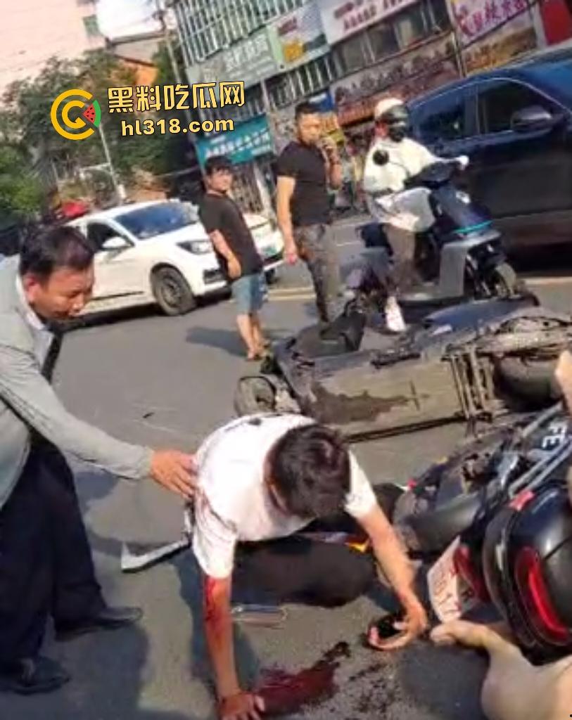 7月20日江西南昌外卖小哥飙车撞翻两个老人倒地不起，绿衣服老头七窍流血，旁边老头直接帮其闭上眼睛！-5